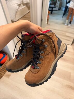 Columbia Woman’s Brown Suede Hiking Boots